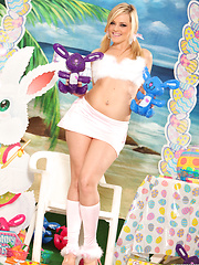 Alexis Texas fucks her new sex toys on Easter