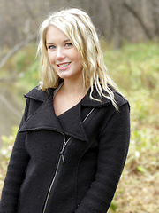 The cold damp air can't stop Jewel from getting naked