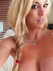 xoGisele shows off her busty body in her summer candids