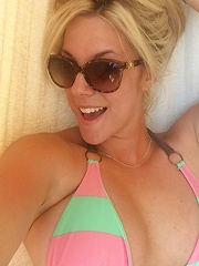 xoGisele shows off her busty body in her summer candids